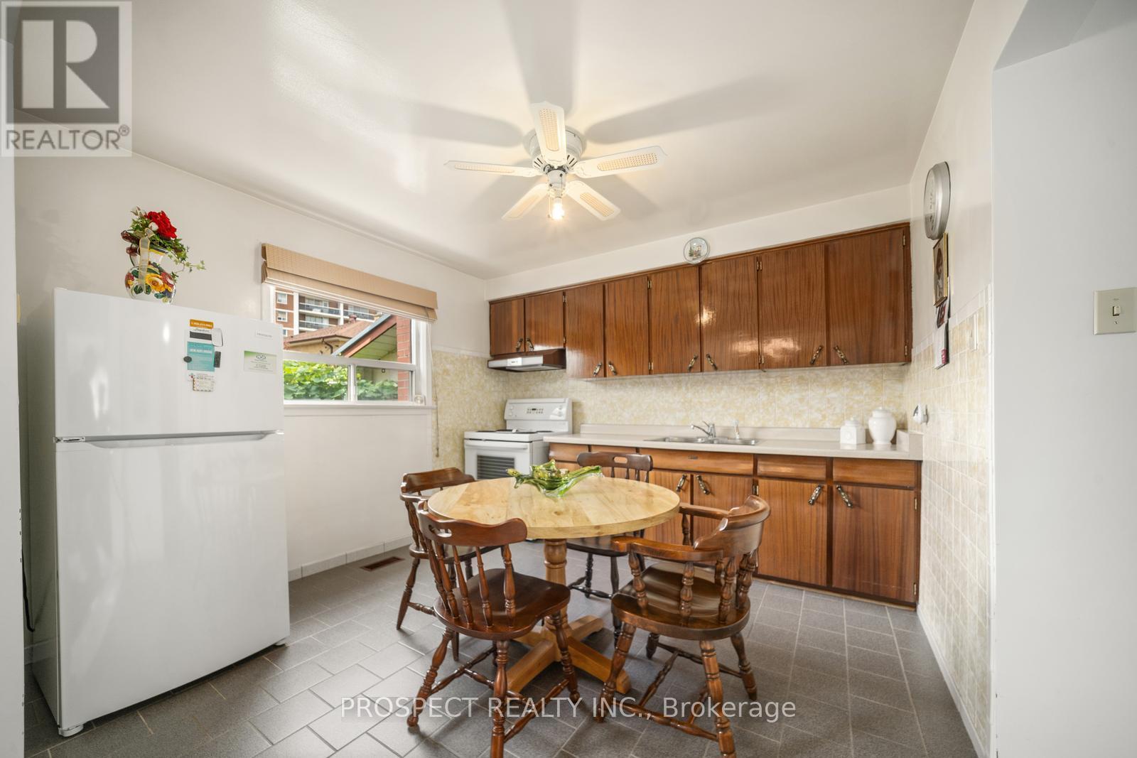 8 Sonnet Court, Toronto, Ontario  M6L 1J7 - Photo 6 - W12379651