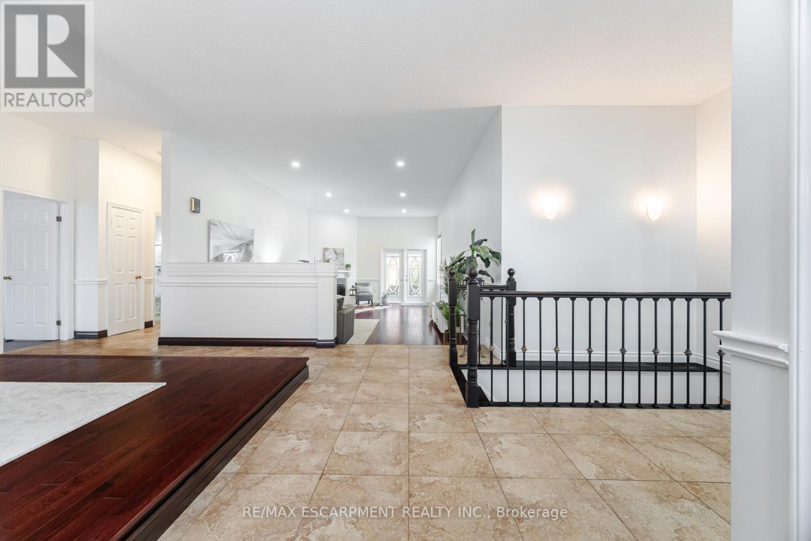 31 Ingrid Court, Hamilton, Ontario  L8W 2V4 - Photo 5 - X12379665