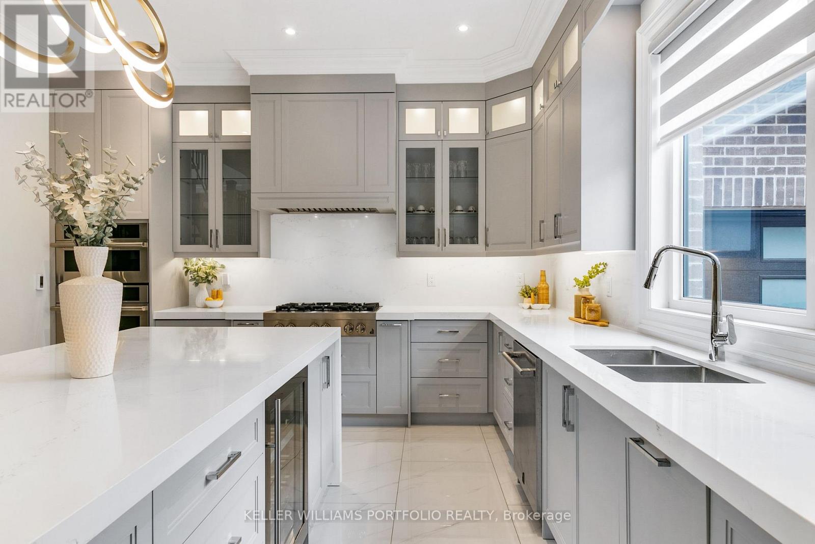 38 Smithwood Drive, Toronto, Ontario  M9B 4R9 - Photo 10 - W12379722