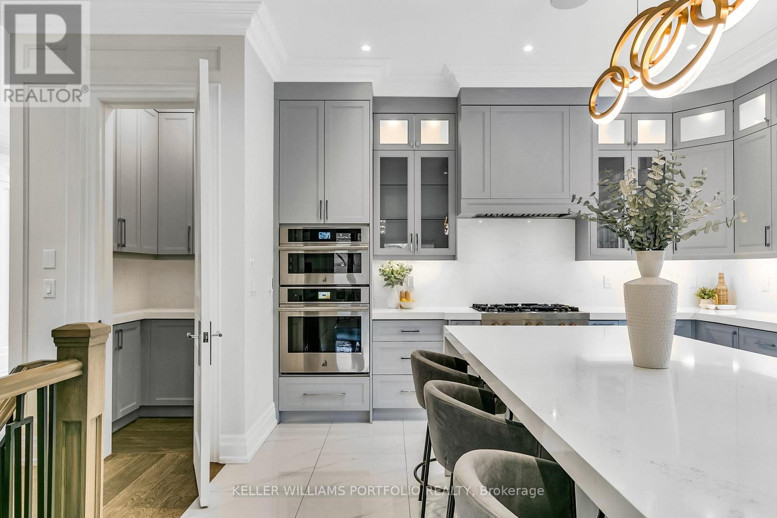 38 Smithwood Drive, Toronto, Ontario  M9B 4R9 - Photo 11 - W12379722