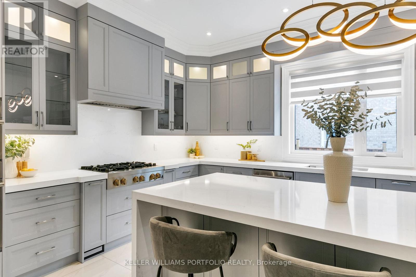 38 Smithwood Drive, Toronto, Ontario  M9B 4R9 - Photo 12 - W12379722