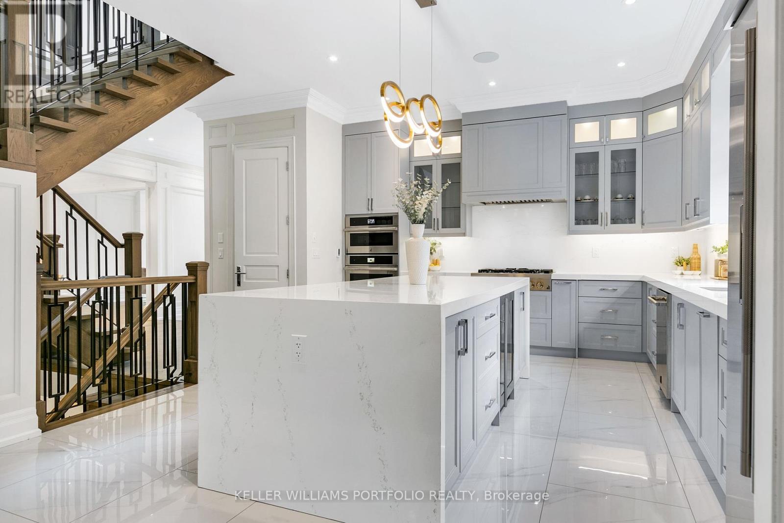 38 Smithwood Drive, Toronto, Ontario  M9B 4R9 - Photo 9 - W12379722