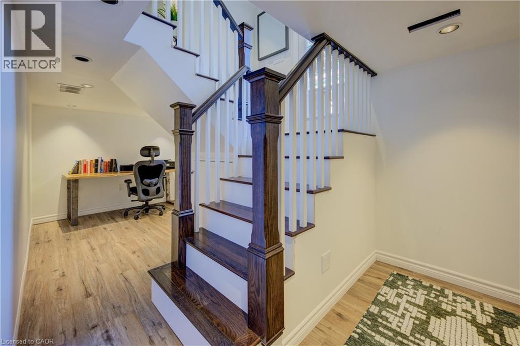19 Dunbar Road N, Waterloo, Ontario  N2L 2C8 - Photo 32 - 40765072
