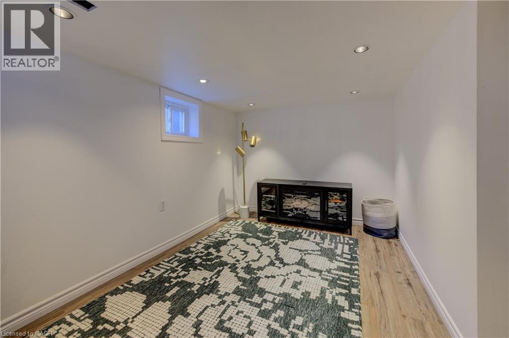 19 Dunbar Road N, Waterloo, Ontario  N2L 2C8 - Photo 33 - 40765072