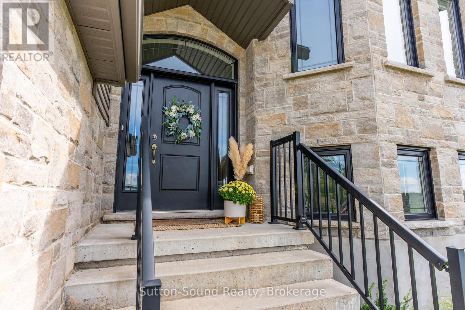 111 Donway Drive, Chatsworth, Ontario  N0H 1G0 - Photo 3 - X12379829