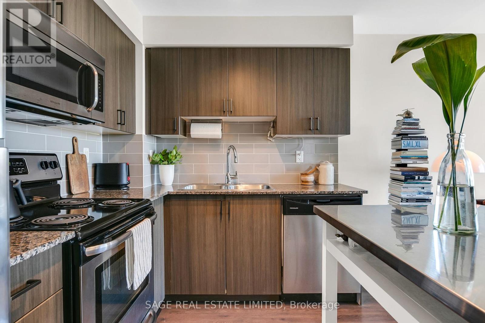 1304 - 812 Lansdowne Avenue, Toronto, Ontario  M6H 4K5 - Photo 7 - W12379733