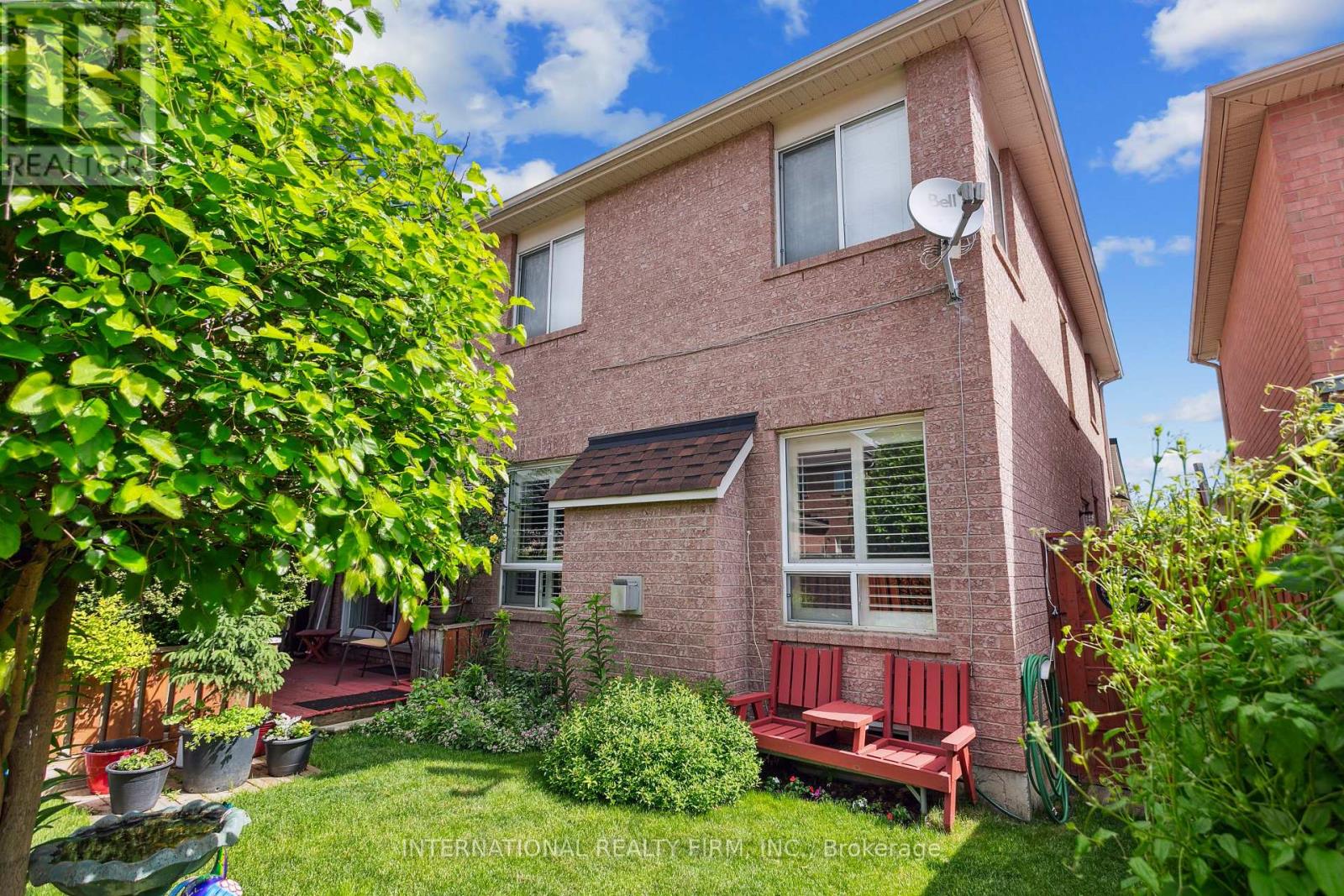 30 Benmore Crescent, Brampton (Vales Of Castlemore), Ontario  L6P 2T3 - Photo 2 - W12379758