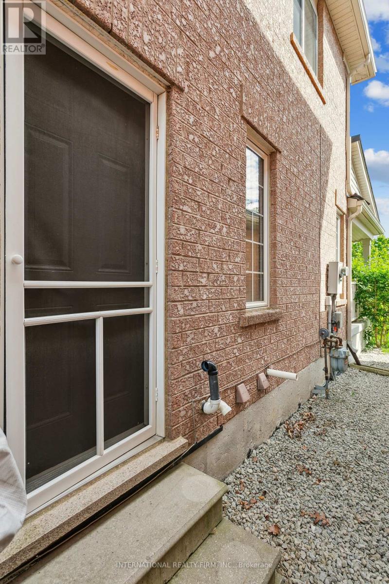 30 Benmore Crescent, Brampton (Vales Of Castlemore), Ontario  L6P 2T3 - Photo 3 - W12379758