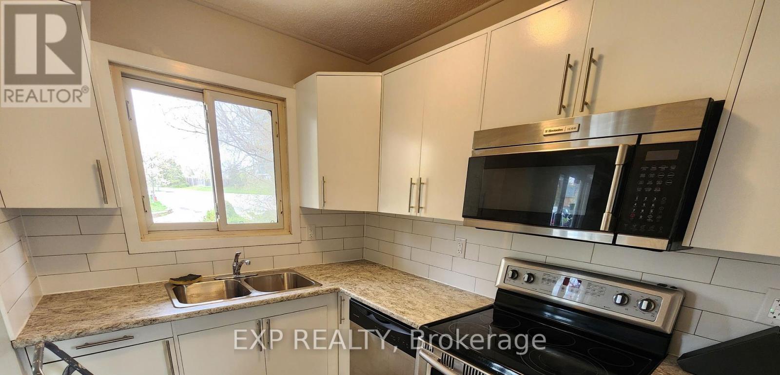 89 Wellington Street E, Brampton, Ontario  L6W 1Y6 - Photo 2 - W12379772