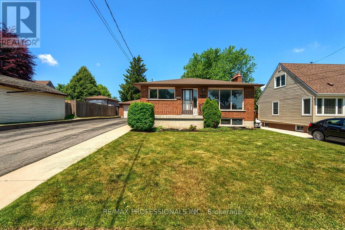 236 East 21st Street, Hamilton, Ontario  L8V 2T7 - Photo 2 - X12379730