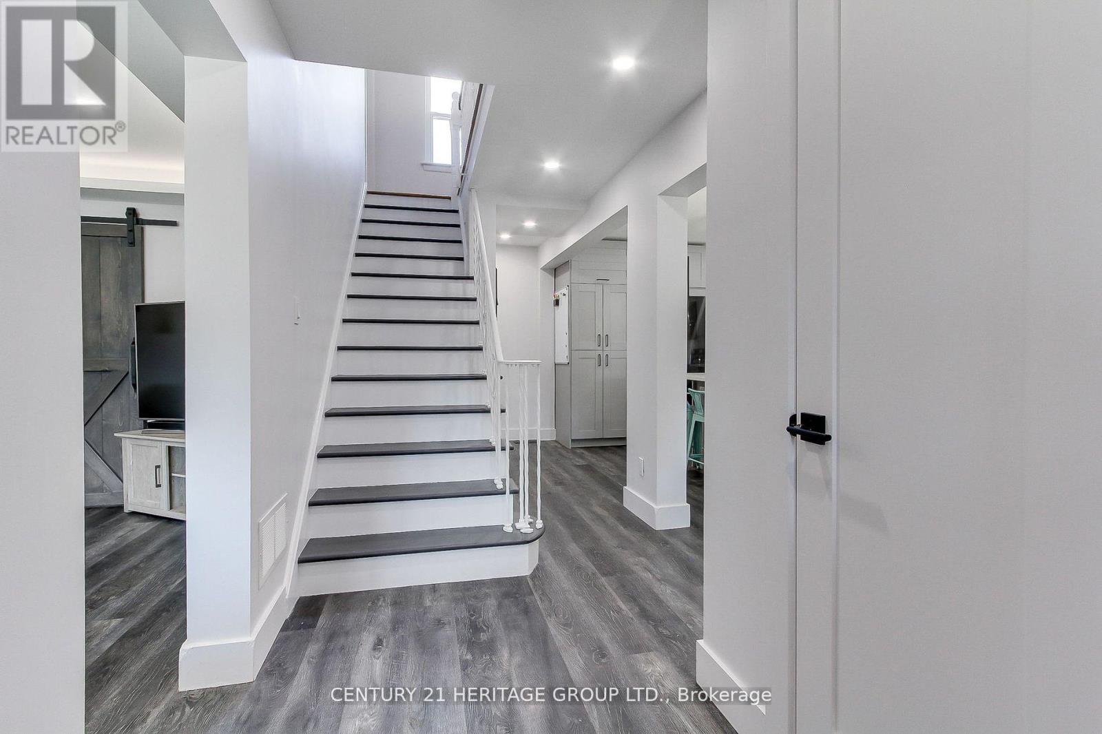 396 East 16th Street, Hamilton, Ontario  L9A 4K5 - Photo 14 - X12379807