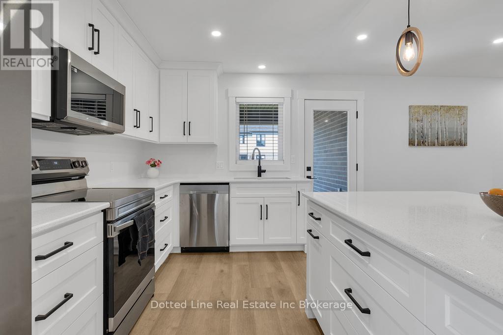 18 Walnut Drive, Tillsonburg, Ontario  N4G 5S2 - Photo 8 - X12379879