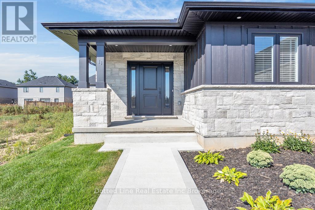 16 Walnut Drive, Tillsonburg, Ontario  N4G 5S2 - Photo 2 - X12379898