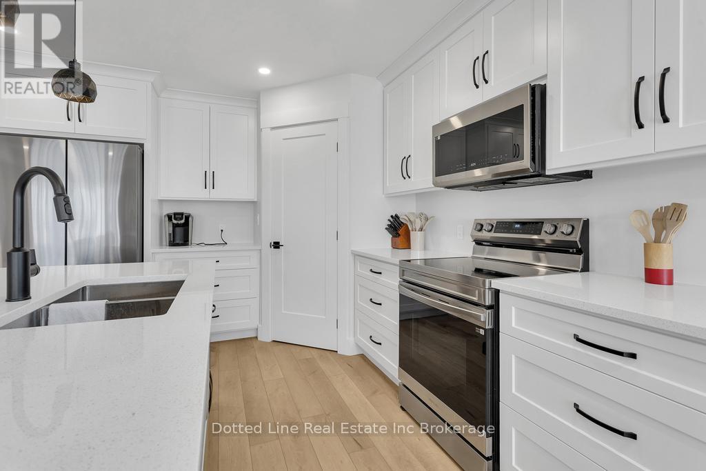 16 Walnut Drive, Tillsonburg, Ontario  N4G 5S2 - Photo 6 - X12379898