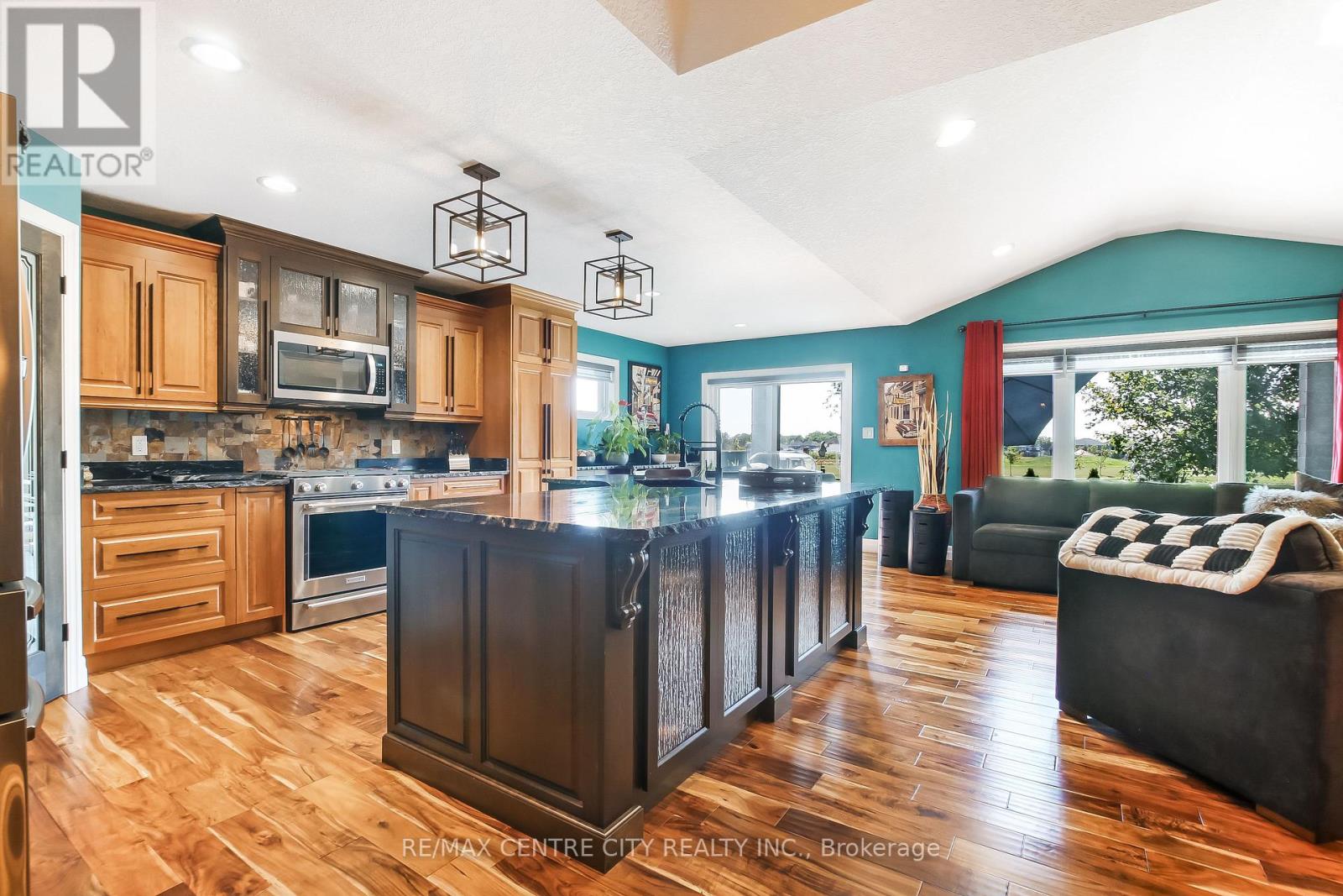 22 Oakmont Street, St. Thomas, Ontario  N5R 0G3 - Photo 11 - X12380051
