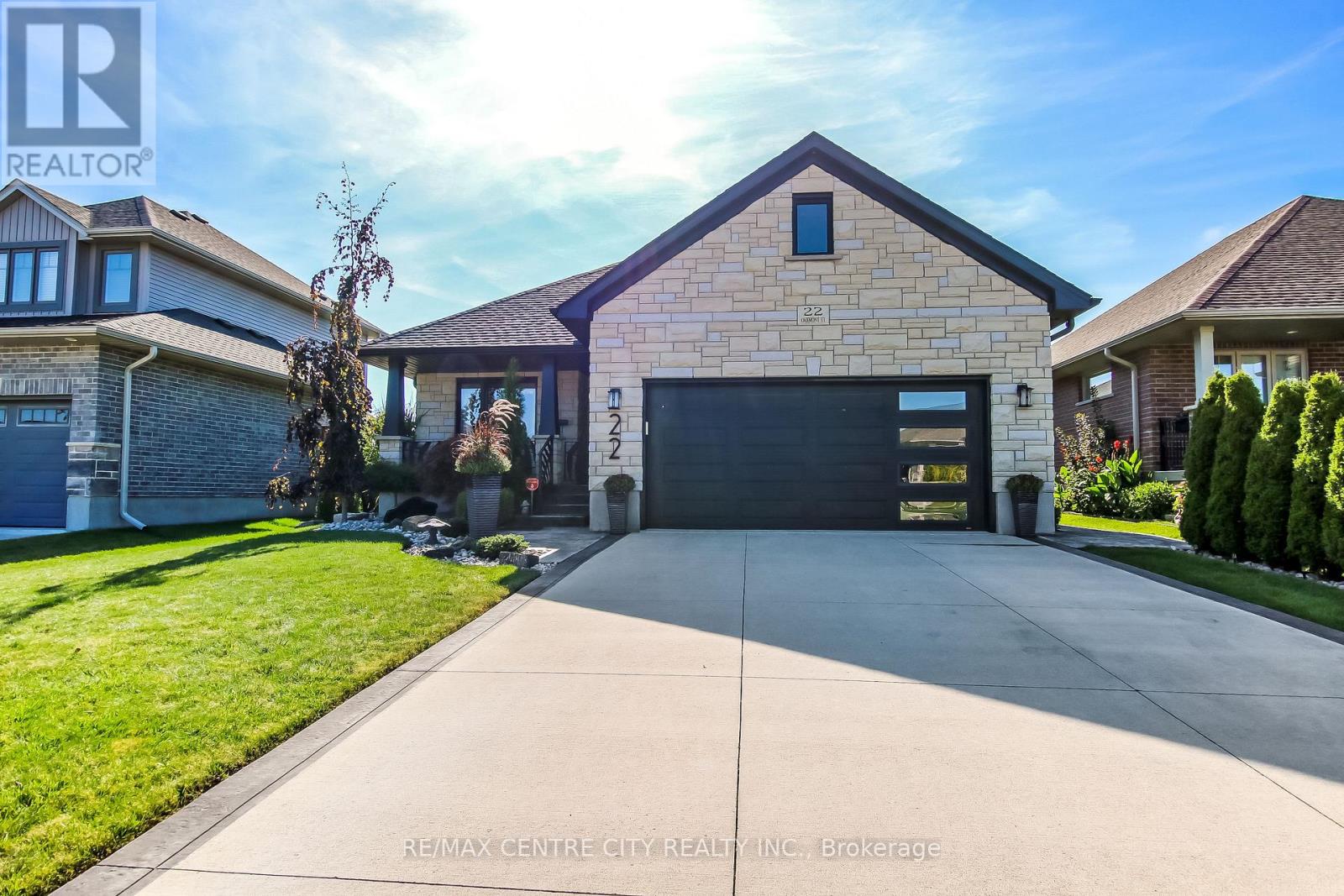 22 Oakmont Street, St. Thomas, Ontario  N5R 0G3 - Photo 2 - X12380051