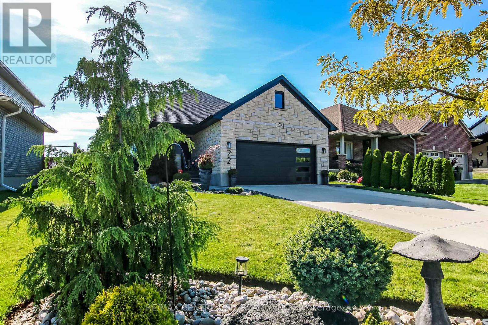 22 Oakmont Street, St. Thomas, Ontario  N5R 0G3 - Photo 3 - X12380051