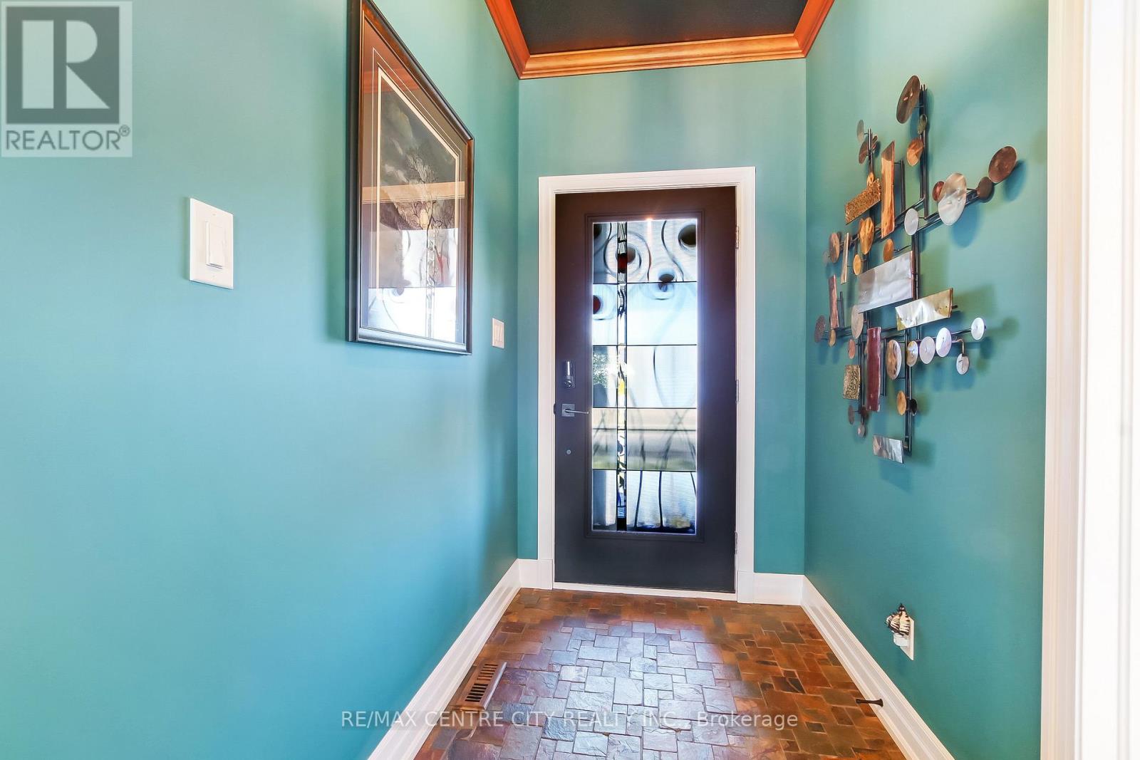 22 Oakmont Street, St. Thomas, Ontario  N5R 0G3 - Photo 6 - X12380051