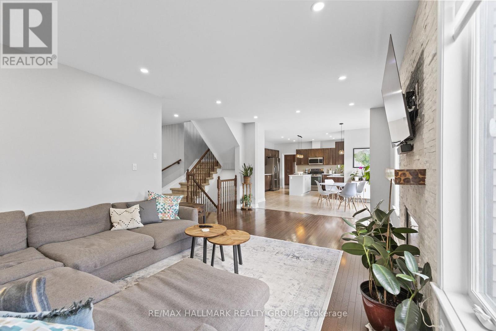 254 Gracewood Crescent, Ottawa, Ontario  K1T 0J1 - Photo 4 - X12379998