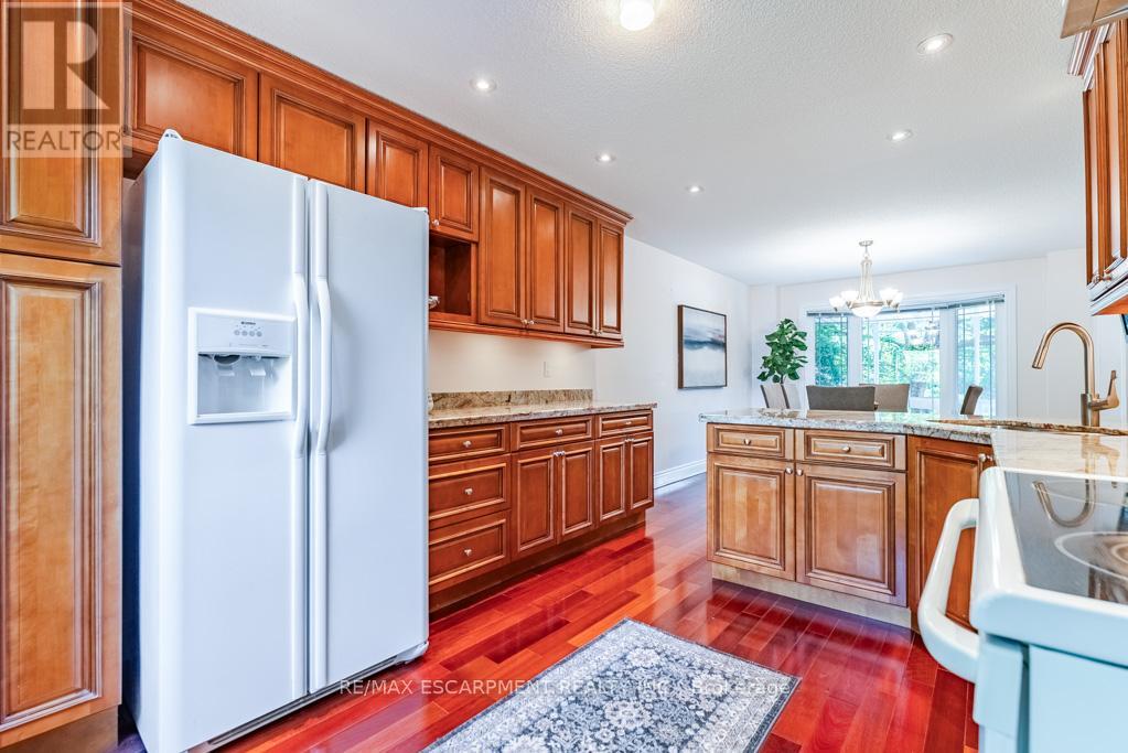 3036 Swansea Drive, Oakville, Ontario  L6L 6H9 - Photo 16 - W12379838