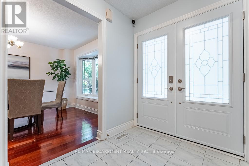 3036 Swansea Drive, Oakville, Ontario  L6L 6H9 - Photo 8 - W12379838