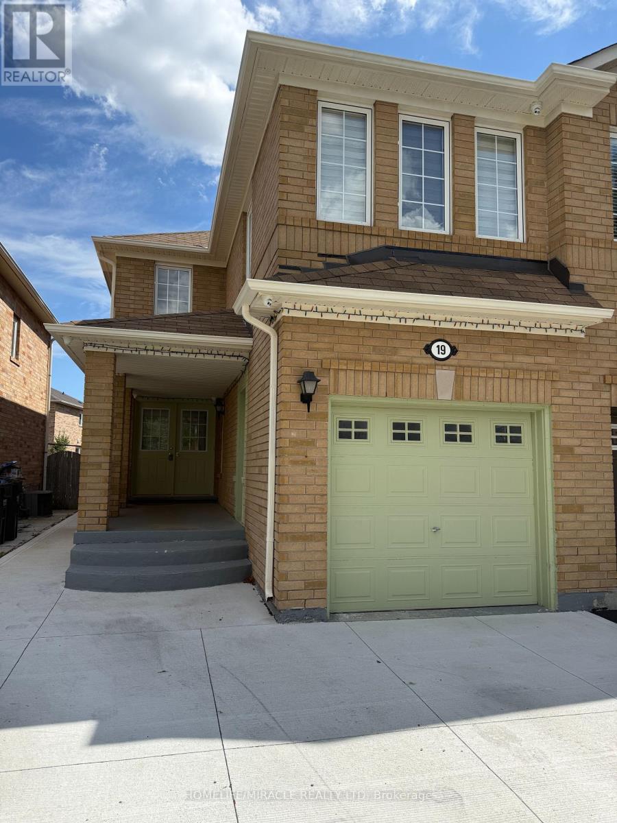 19 Garibaldi Drive, Brampton, Ontario  L6X 4Y7 - Photo 2 - W12379877