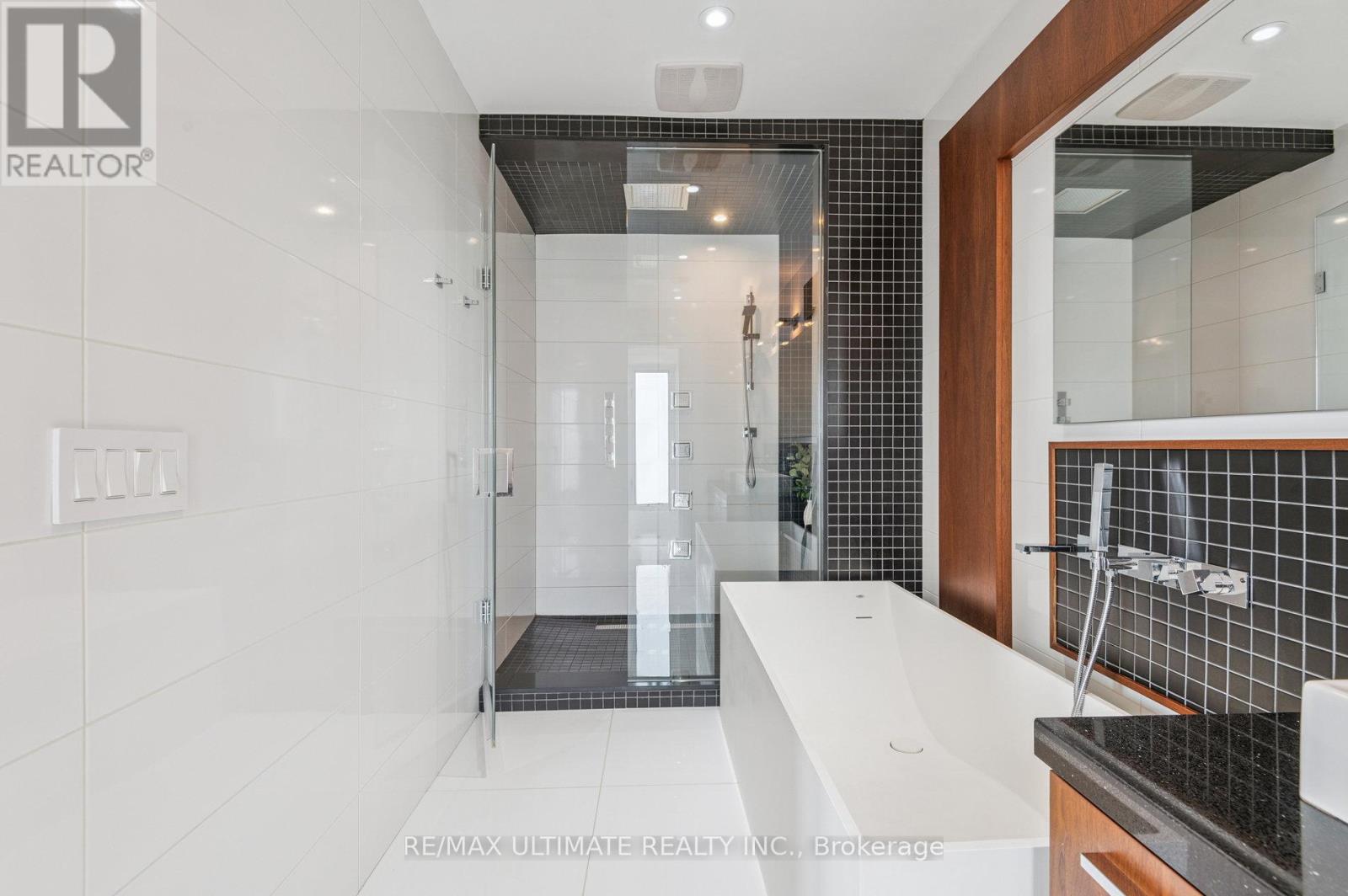 1139 Glengrove Avenue W, Toronto, Ontario  M6B 2K5 - Photo 22 - W12379904
