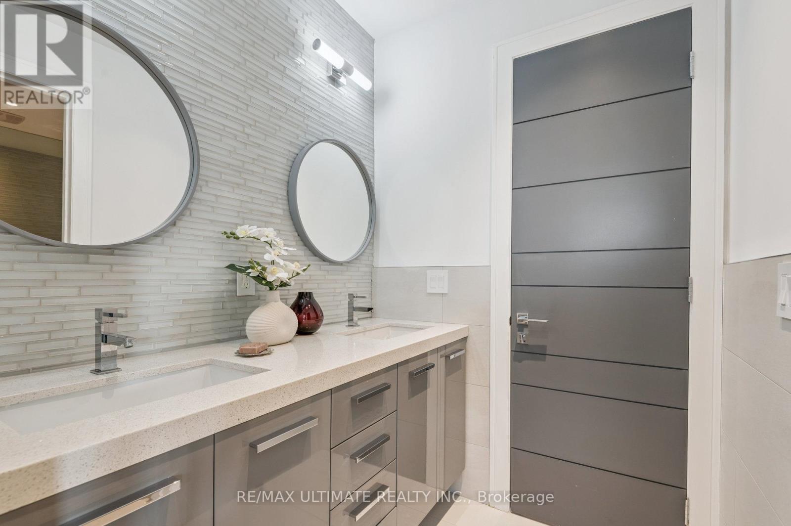 1139 Glengrove Avenue W, Toronto, Ontario  M6B 2K5 - Photo 24 - W12379904