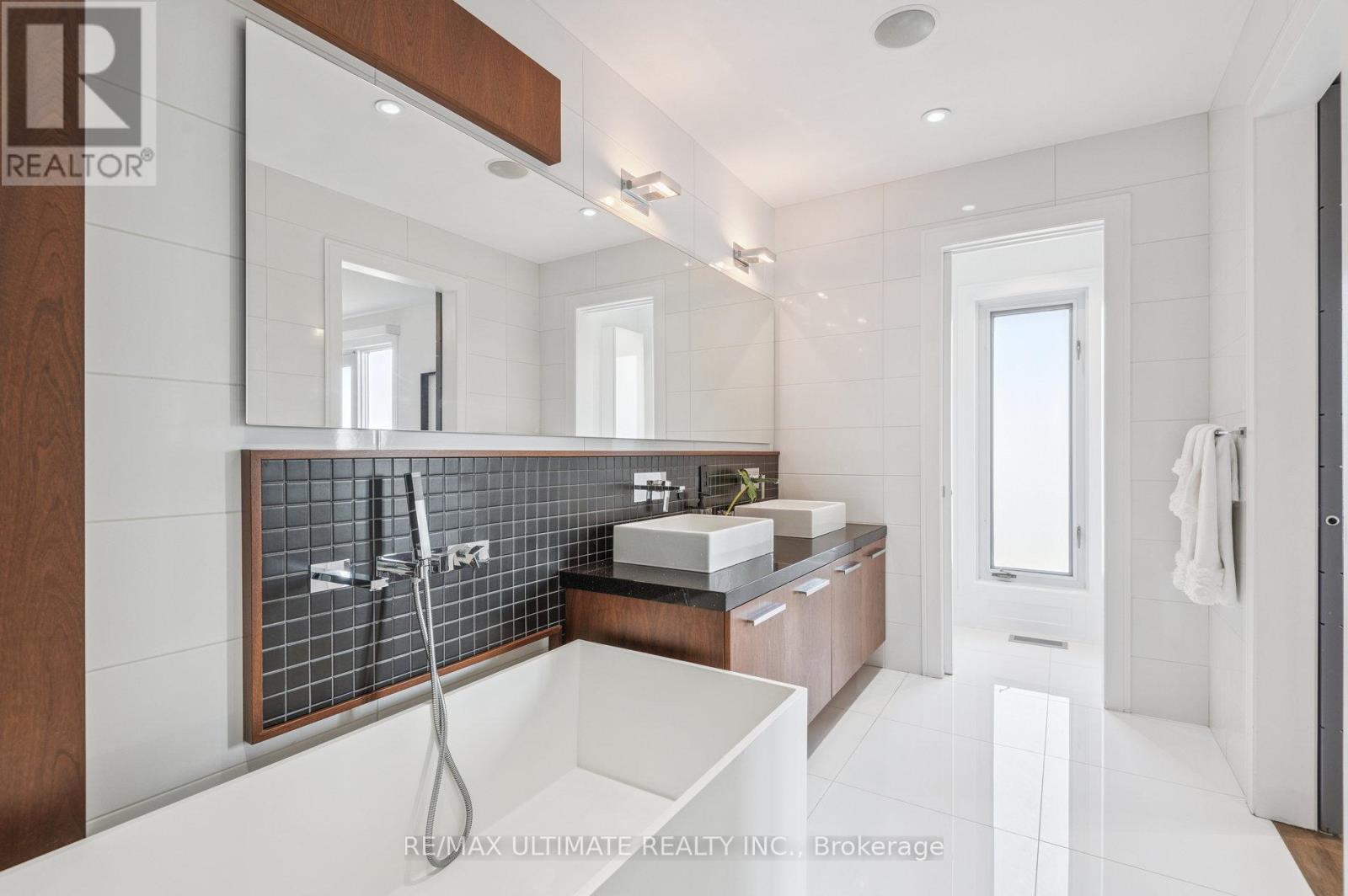 1139 Glengrove Avenue W, Toronto, Ontario  M6B 2K5 - Photo 27 - W12379904