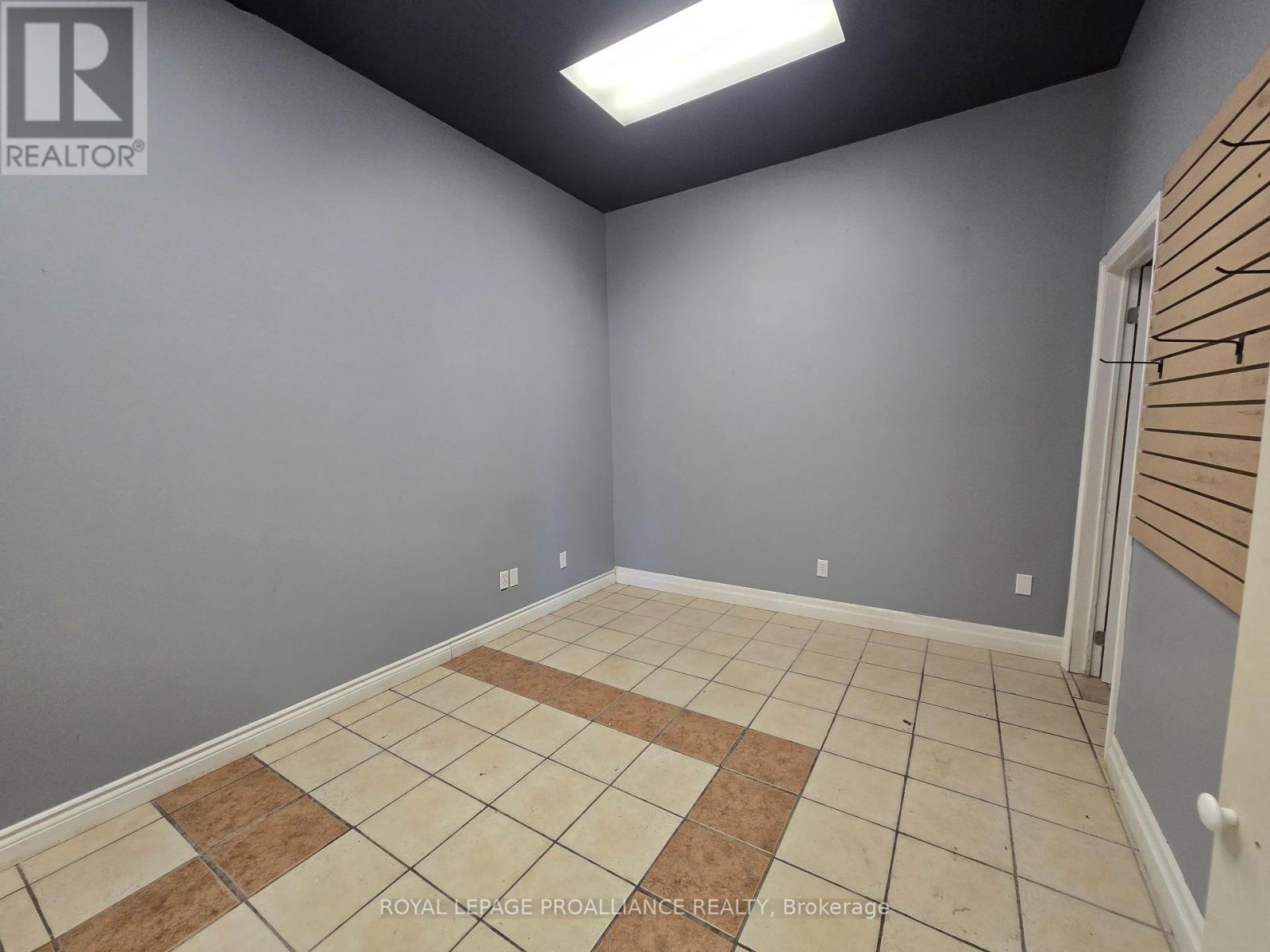 115 - 22 Front Street, Quinte West, Ontario K8V 3P1 - Photo 8 - X12350065