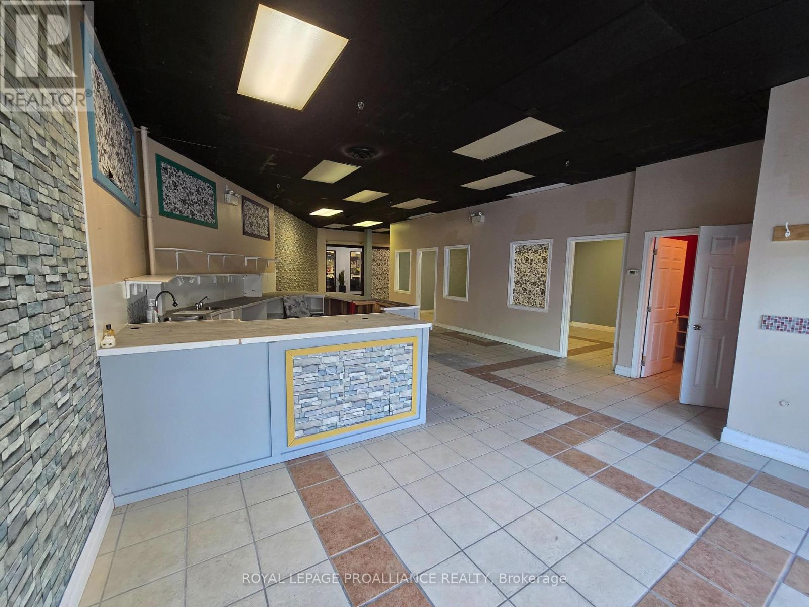 115 - 22 Front Street, Quinte West, Ontario K8V 3P1 - Photo 4 - X12350065