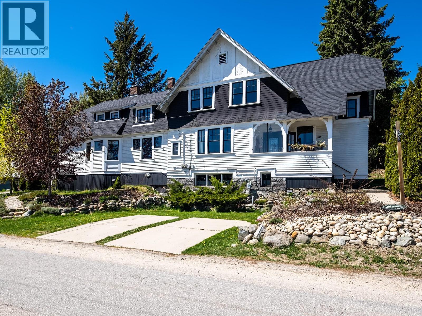 <div class="slider-price">$1,150,000</div><p>1345 Spokane Street, Rossland, British Columbia</p>