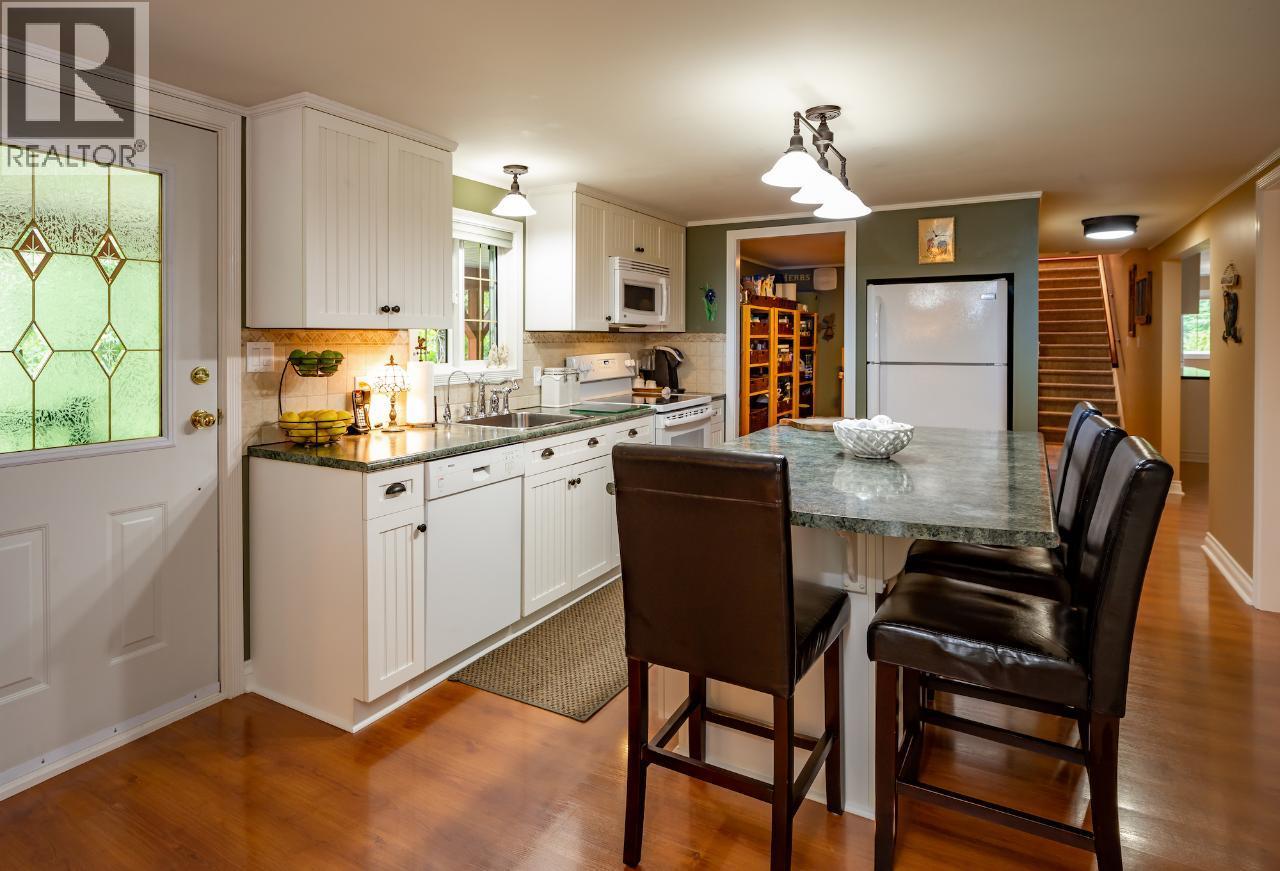 1160 22 Highway, Rossland, British Columbia  V0G 1Y0 - Photo 10 - 10356644