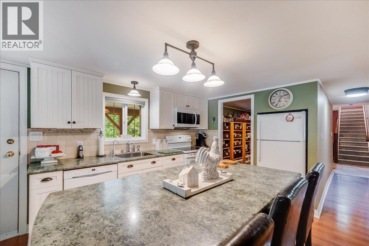 1160 22 Highway, Rossland, British Columbia  V0G 1Y0 - Photo 16 - 10356644