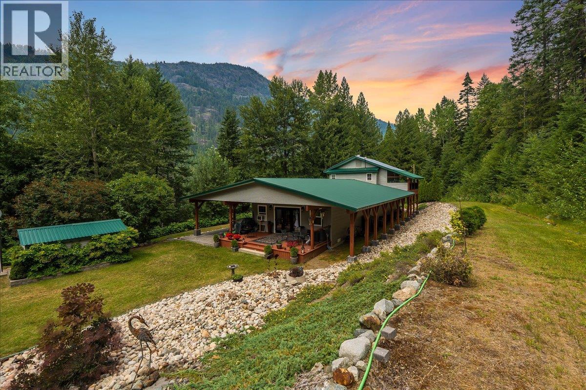 1160 22 Highway, Rossland, British Columbia  V0G 1Y0 - Photo 3 - 10356644