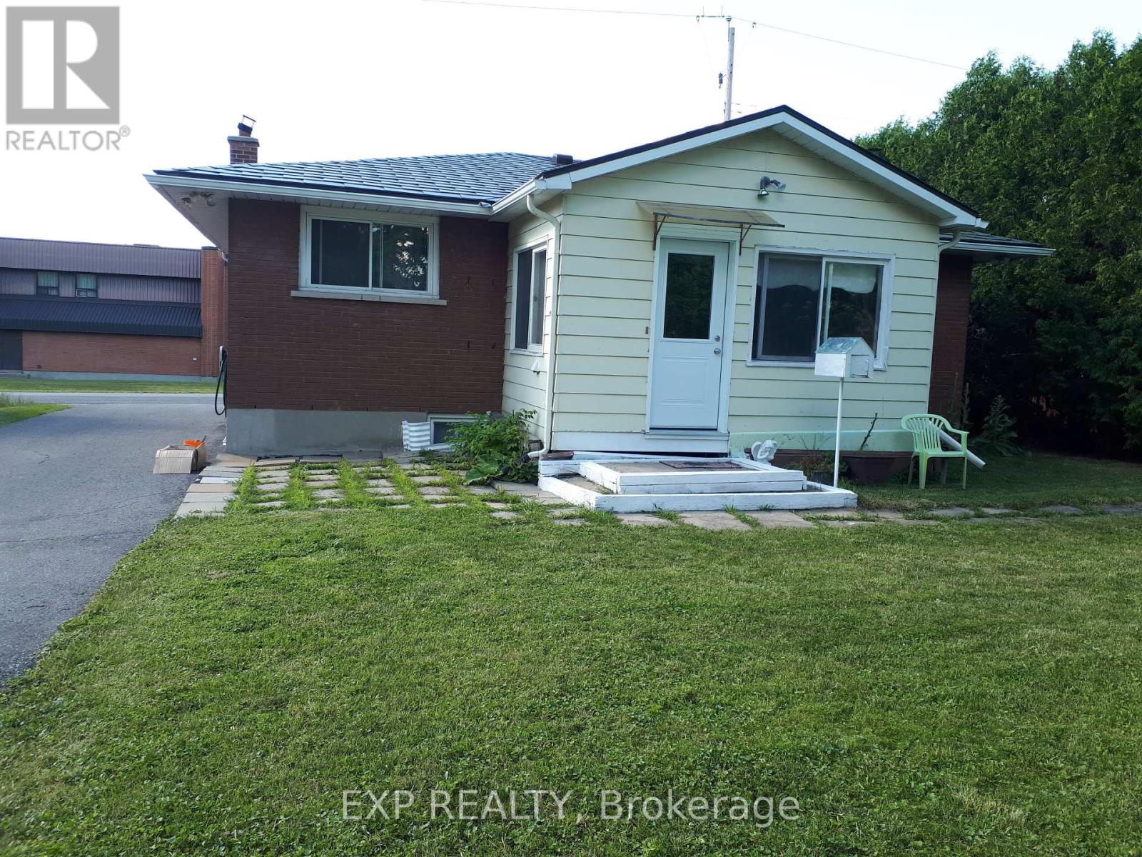 6772 Rocque Street, Ottawa, Ontario  K1C 1A2 - Photo 4 - X12380180