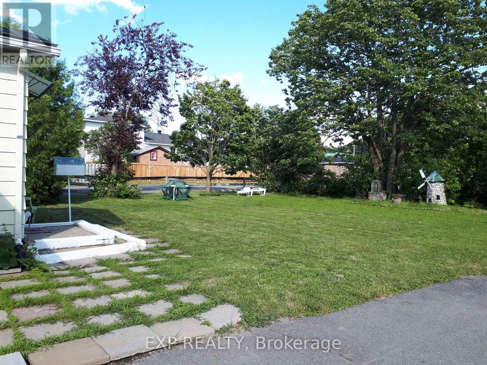 6772 Rocque Street, Ottawa, Ontario  K1C 1A2 - Photo 5 - X12380180