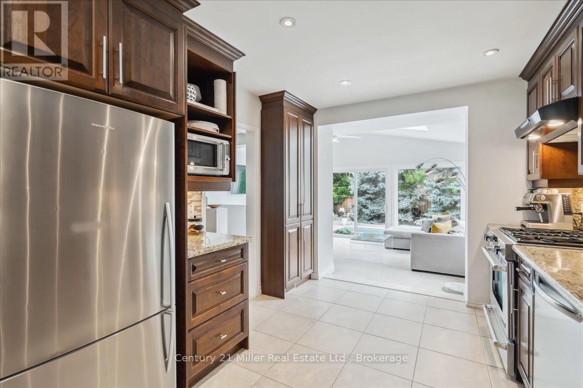 1129 Shaw Street, Oakville, Ontario  L6L 2S1 - Photo 23 - W12380272
