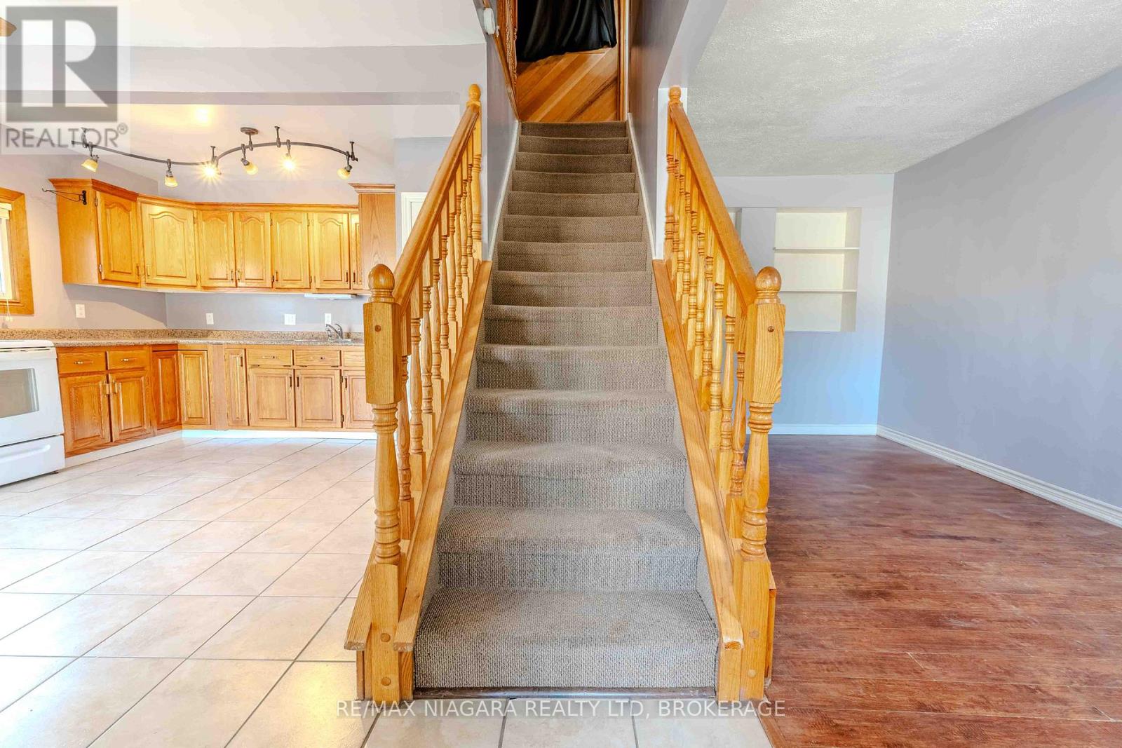 8 Garner Avenue, Welland, Ontario  L3B 2X6 - Photo 4 - X12380158