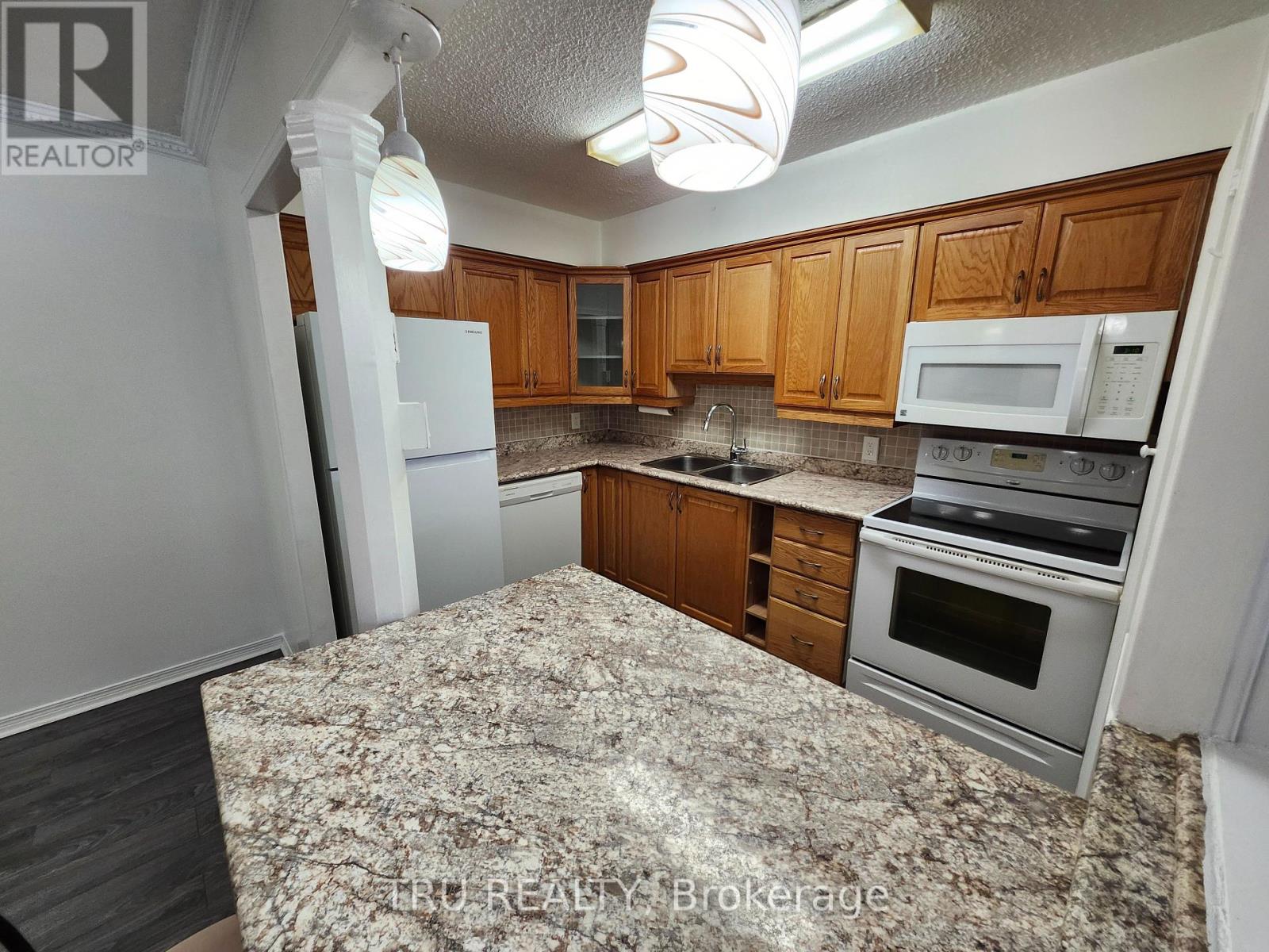 1606 - 158c Mcarthur Avenue, Ottawa, Ontario  K1L 8E7 - Photo 5 - X12376460