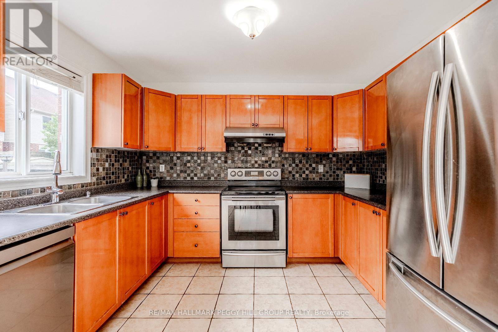 29 Brookwood Drive, Barrie, Ontario  L4N 0Z1 - Photo 5 - S12379947