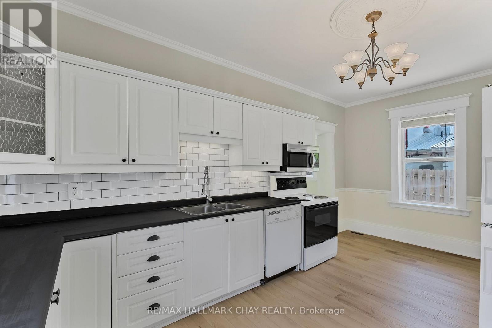 111 Penetang Street, Barrie, Ontario  L4M 1V7 - Photo 9 - S12380106