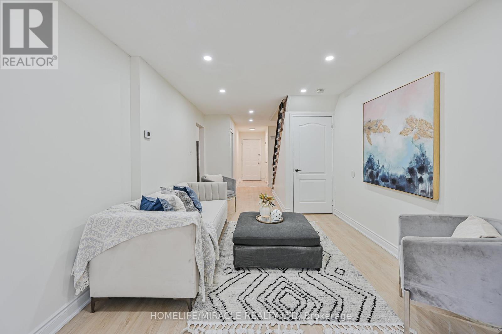 32 Woodsview Avenue, Toronto, Ontario  M9W 6C1 - Photo 10 - W12380000
