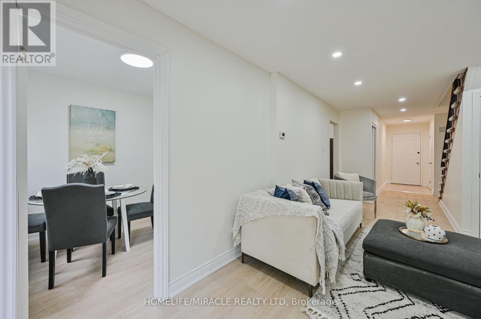 32 Woodsview Avenue, Toronto, Ontario  M9W 6C1 - Photo 11 - W12380000