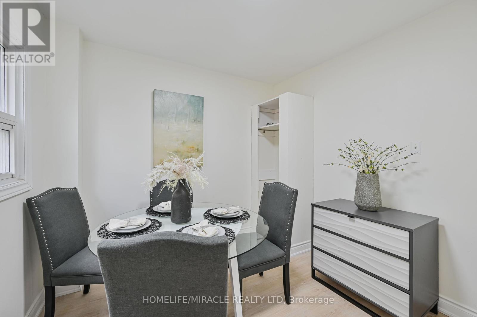 32 Woodsview Avenue, Toronto, Ontario  M9W 6C1 - Photo 13 - W12380000