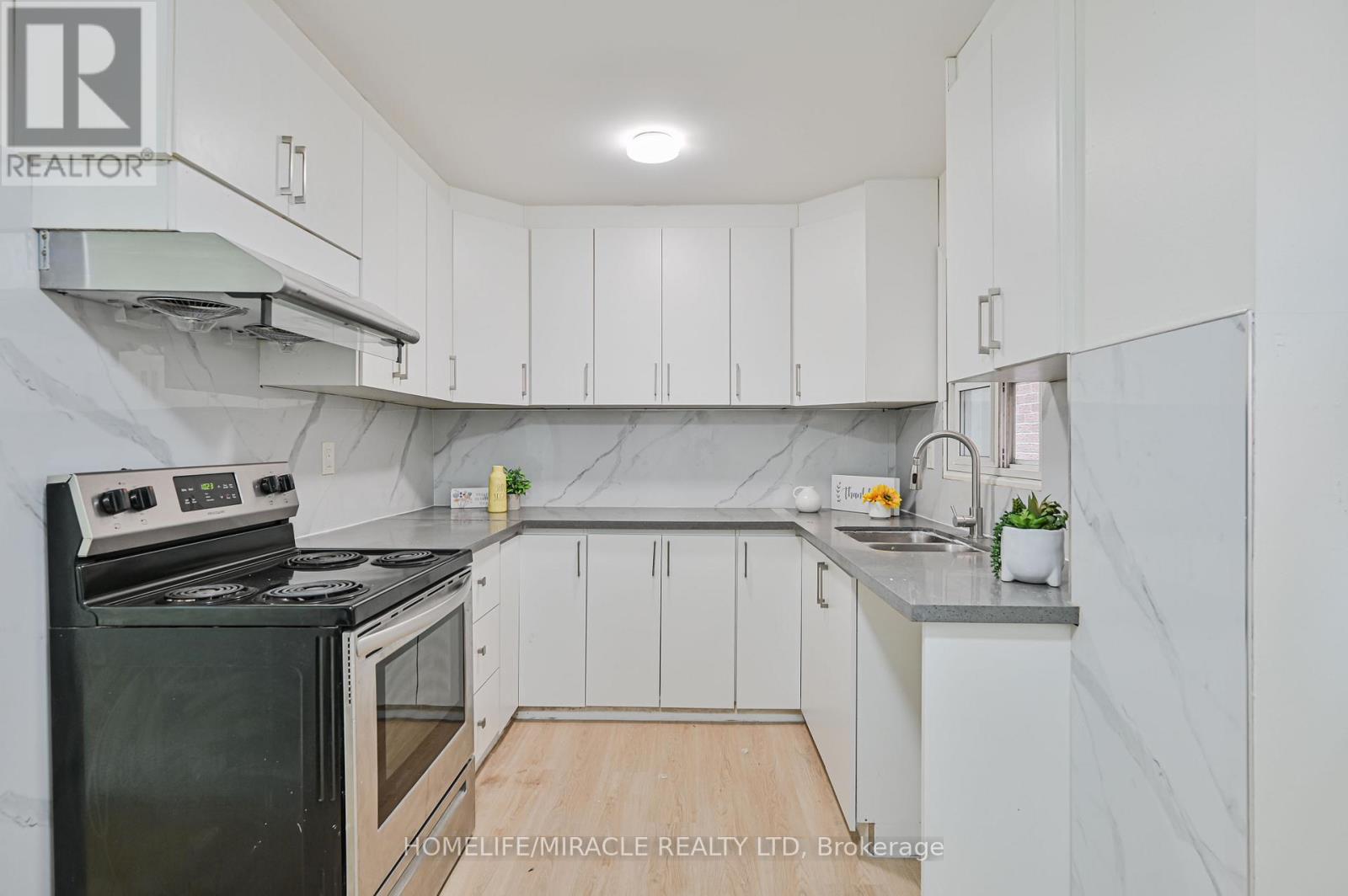 32 Woodsview Avenue, Toronto, Ontario  M9W 6C1 - Photo 15 - W12380000