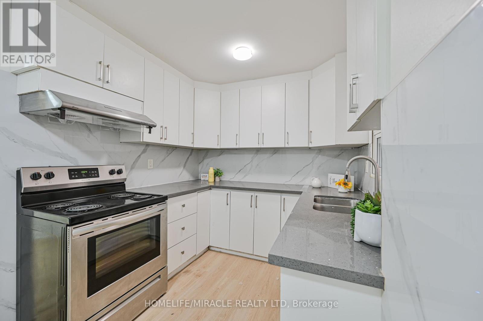 32 Woodsview Avenue, Toronto, Ontario  M9W 6C1 - Photo 16 - W12380000