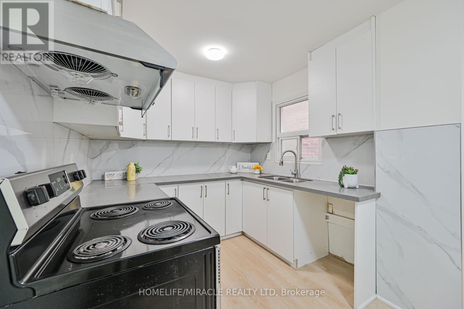 32 Woodsview Avenue, Toronto, Ontario  M9W 6C1 - Photo 17 - W12380000