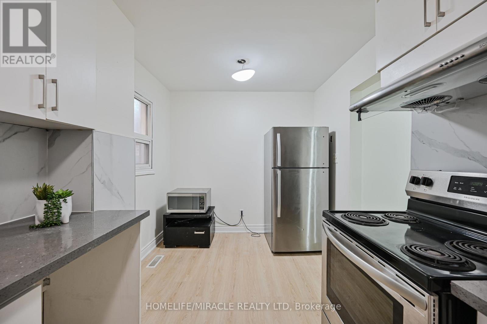 32 Woodsview Avenue, Toronto, Ontario  M9W 6C1 - Photo 18 - W12380000