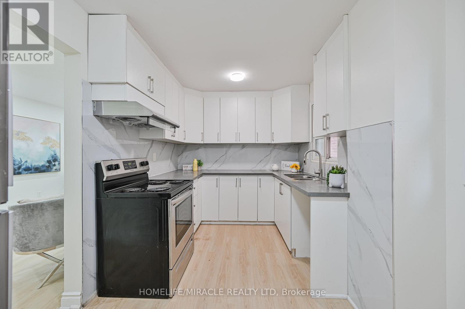 32 Woodsview Avenue, Toronto, Ontario  M9W 6C1 - Photo 19 - W12380000